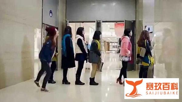 景区回应多名女子闯进男厕所方便:女性游客较多,会加强巡逻!