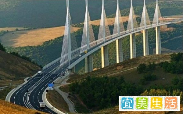世界最美大桥：花31亿打造力学美学融合奇迹，每年吸引百万游客