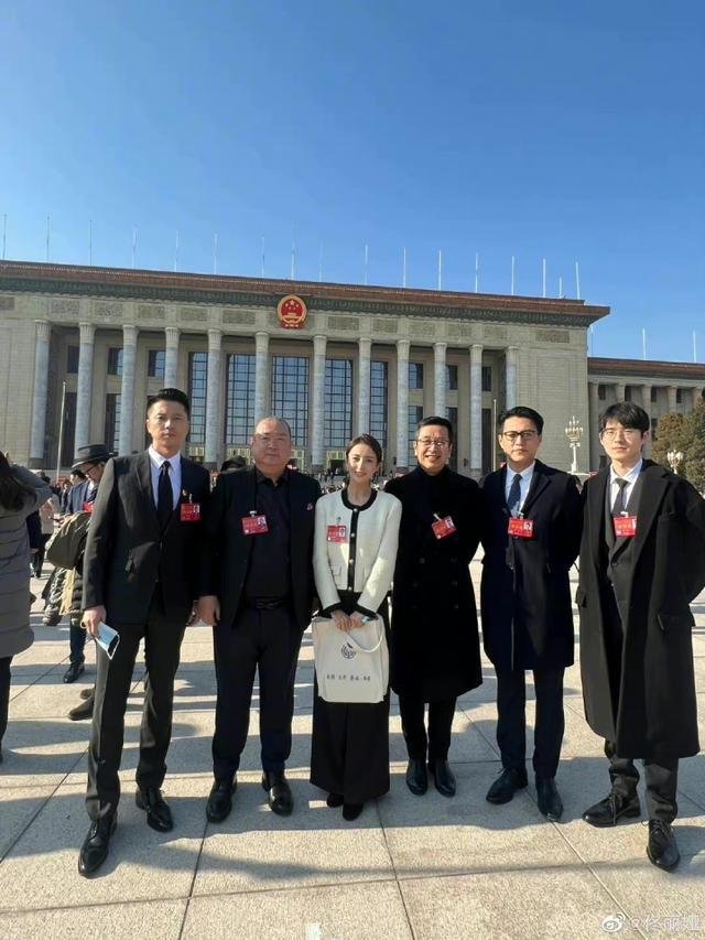众演艺界人士晒文代会合影，照片中谁最出众？