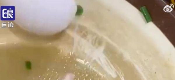 男生吃麻辣烫碗边抠出污垢 这是咋情况？