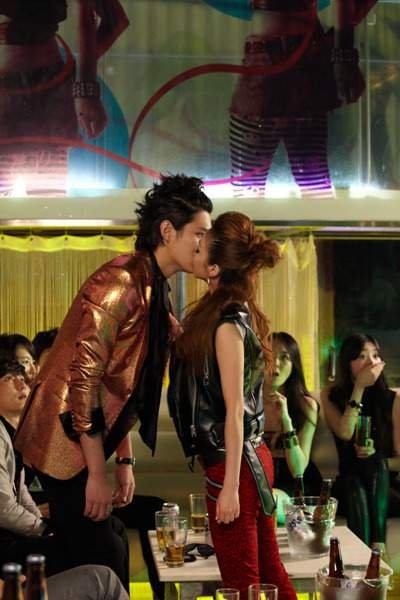 求一个韩国歌曲MV名字、里面有个女的在酒吧做调酒或是DJ什么的、