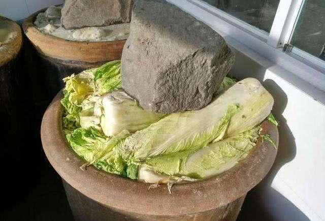 男子往楼道酸菜缸撒尿被拍，如何看待这一行为？你介不介意楼道里腌酸菜？