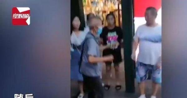 老人上公交车不刷卡，女司机提醒后竟遭老人掌掴！