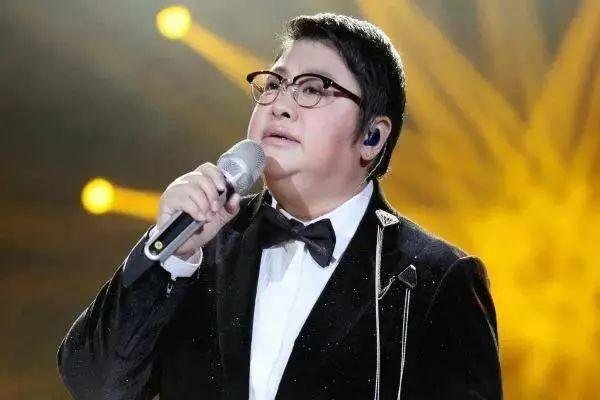 49岁韩红暴瘦后罕现身,众领导簇拥地位不凡,为何却被网友质疑是假货?
