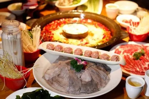 河南女子晚走一分钟被隔离在火锅店,女子在火锅店实现火锅自由了吗?