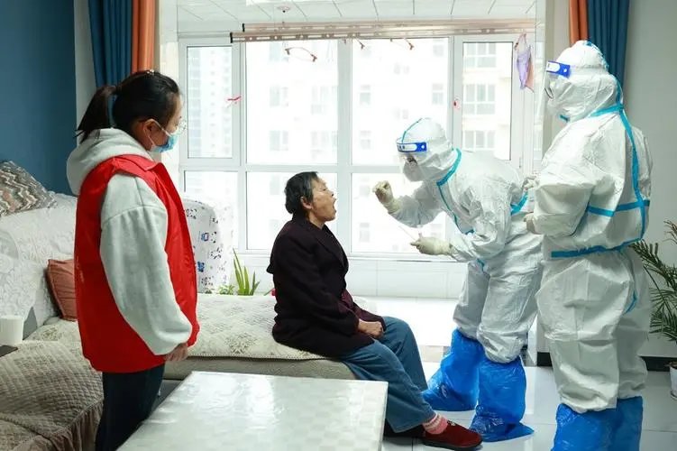 男子在车内饮食违反防疫规定被罚，此事给防疫工作造成了哪些不便？