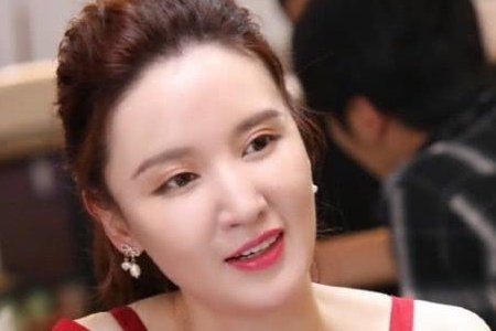 安家中，宁馨是做什么工作的？