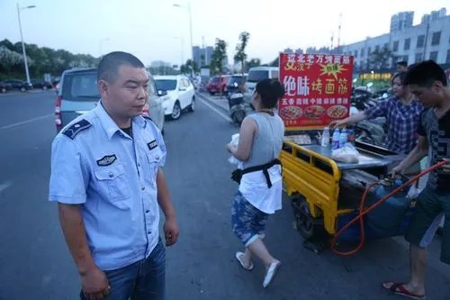 城管局回应郑州3人当街打商贩,既然并非单位城管,他们为什么如此猖狂呢?