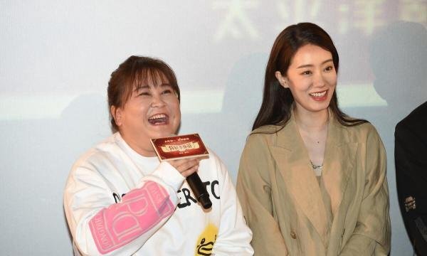 贾玲怒发微博替小斐抱不平“小演员命真贱”