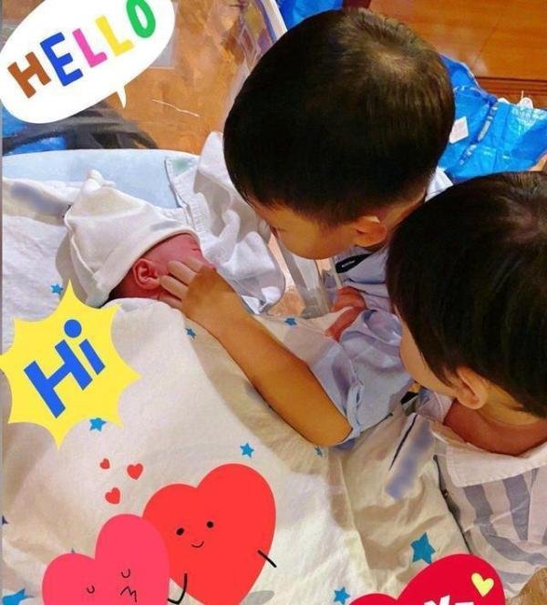 胡杏儿官宣三胎产子!并曝光儿子照片和名字,俩哥哥抚摸弟弟脸颊