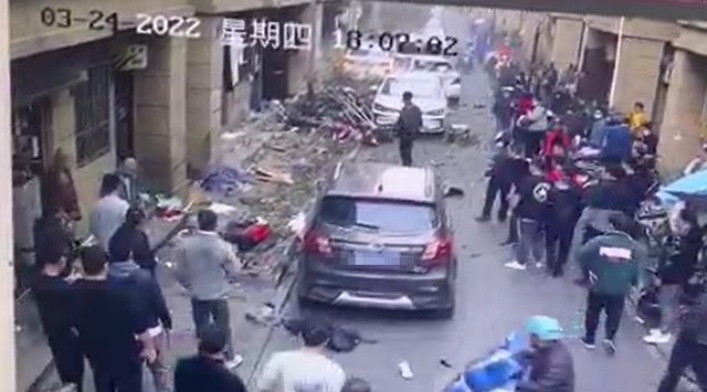 杭州一汽车冲入人行道致1死2伤,究竟是意外事故还是另有原因?
