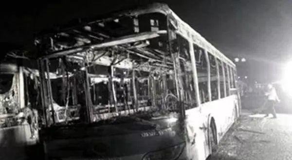 都别活了！”福建男子摆摊被没收，引爆公交车致47人死亡