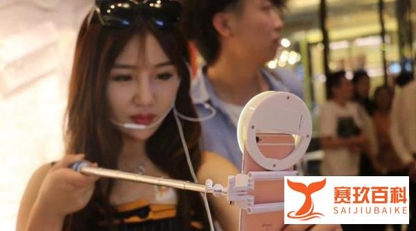 父亲看直播，却发现主播正是自己女儿