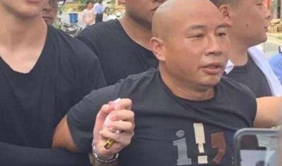 曾春亮连7岁的孩子也不放过,他为何如此凶残?