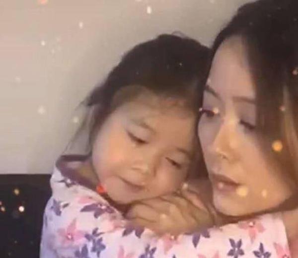 47岁姚乐怡近况曝光，嫁圈外男友生一女，如今生活压力大让人心酸