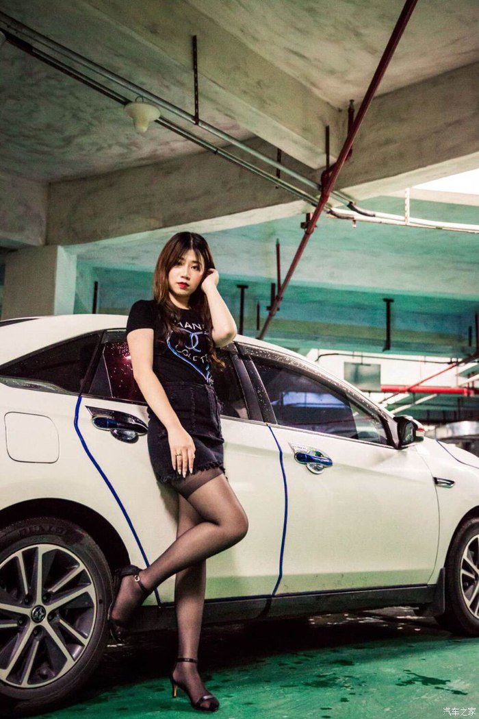 家有贤妻——媳妇当车模，启辰D60，丝袜，香车美女车库秀！！