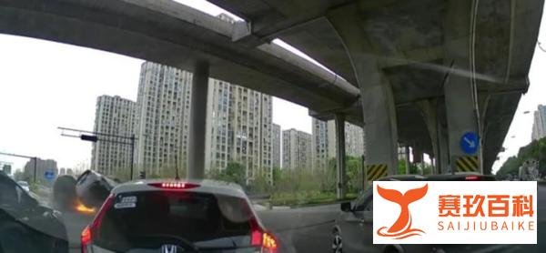 突发，视频实拍车祸现场瞬间，一辆特斯拉遭遇碰撞起火自燃了！