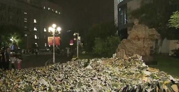 袁隆平雕像前布满花海 这是咋情况？