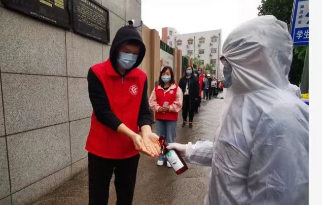 官方回应学生因家长返乡未报备被开除,事件的真相是怎样的?