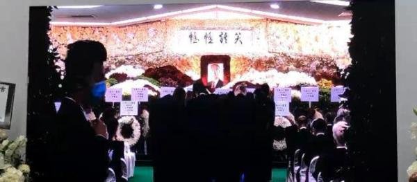 赌王出殡现场：何超凤何猷君偷偷抹泪，何超盈痛哭送父亲最后一程