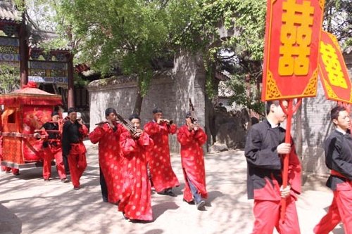 成都小伙接亲被要求先打麻将，这习俗是否该抵制？为什么？