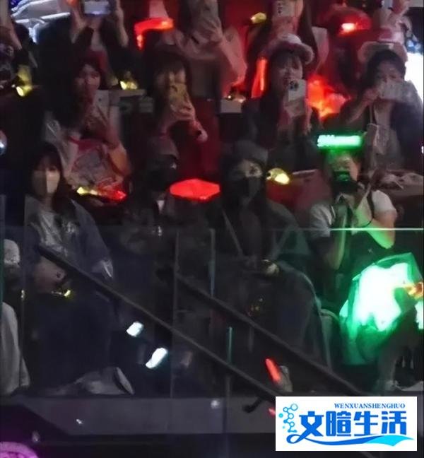 丁程鑫演唱会上被曝恋爱,女友竟是北电同学林芊,两人旅游照曝光