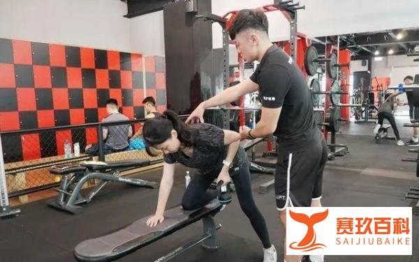 上海大妈因吃醋,健身房内怒扇私教耳光:花几十万白养你了!