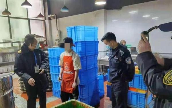 四川一火锅店卖出近5万锅地沟油锅底 这是咋情况？