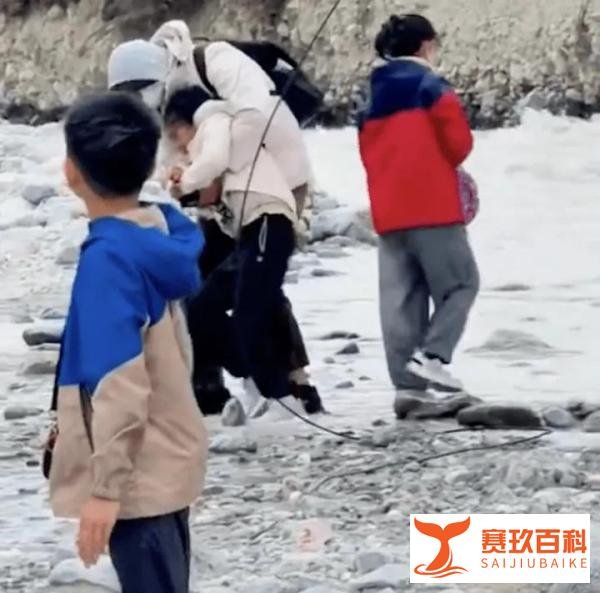 新疆景区吊桥桥索断裂倾侧,酿5死24伤,“有人被河水冲走”