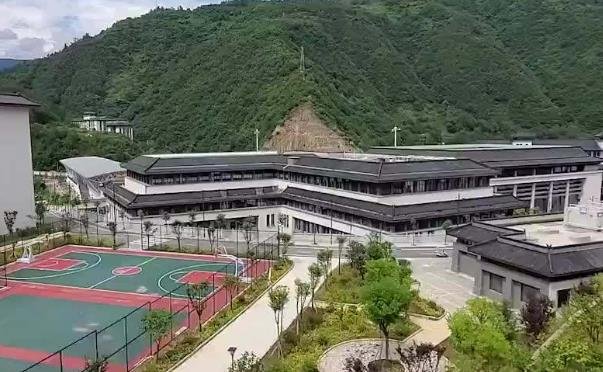 农民工称遭陕西豪华中学拖欠工资3年,相关部门咋回应的