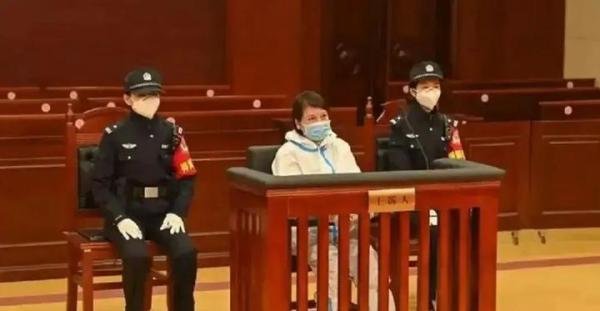 劳荣枝被枪毙还是注射？若没法子英，她是拿着小一万退休金的老师