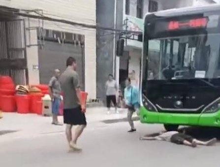 浙江一男子疑碰瓷公交被路人淡定拖走，如何看待这波“丝滑”的操作？