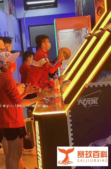 全红婵终于玩上抓娃娃了