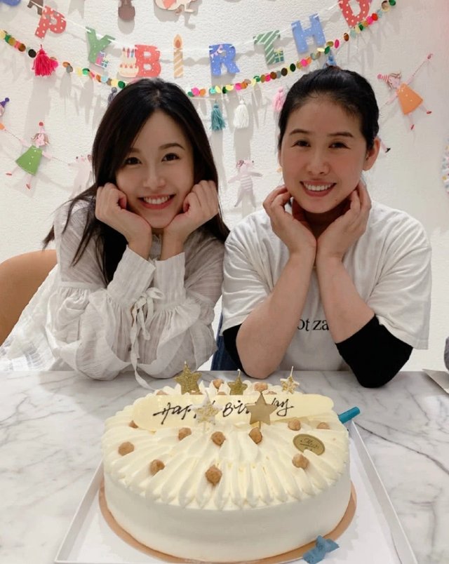 36岁张子萱晒照，暗示自己坐月子很久没洗头，默认二胎传闻了吗？