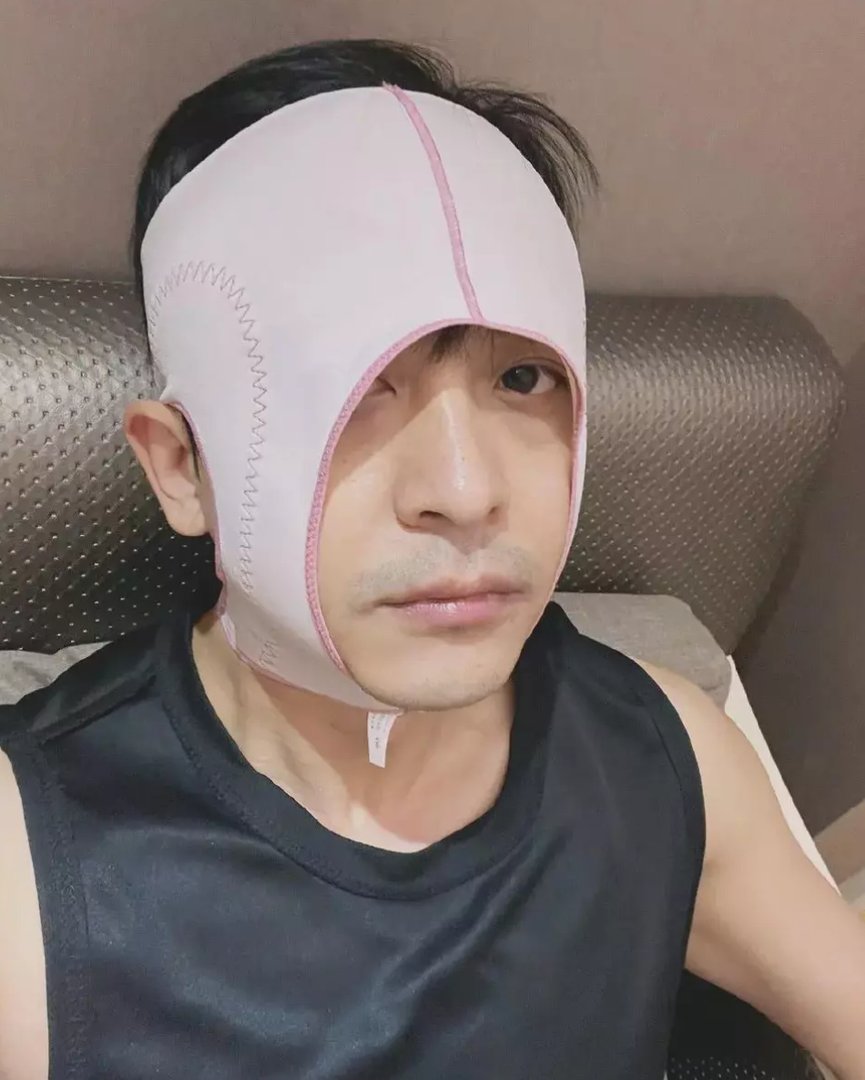 李佳航戴反瘦脸神器卡喉咙，老婆李晟晒照吐槽，两人有多搞笑？