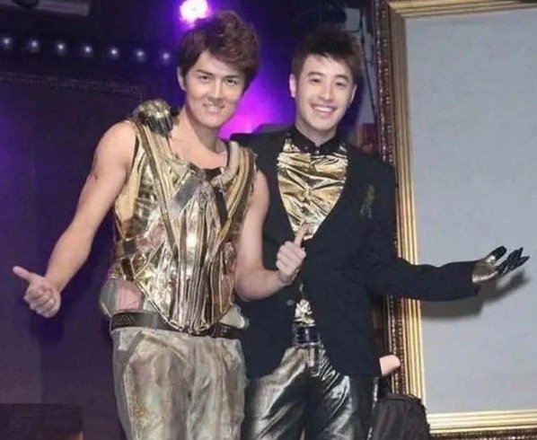 潘玮柏吴克群合影姿势上热搜,为何时隔8年仍没有变?