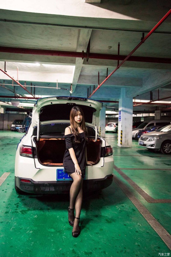 家有贤妻——媳妇当车模，启辰D60，丝袜，香车美女车库秀！！