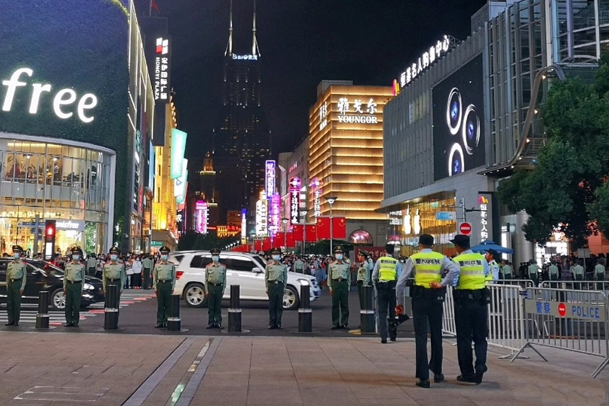 上海外滩再现拉链式人墙,什么是“拉链式人墙”?