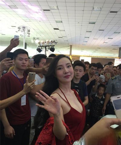 干露露被男粉丝强吻怎么回事 胸围是多少
