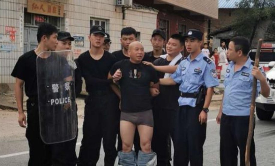 曾春亮连7岁的孩子也不放过,他为何如此凶残?